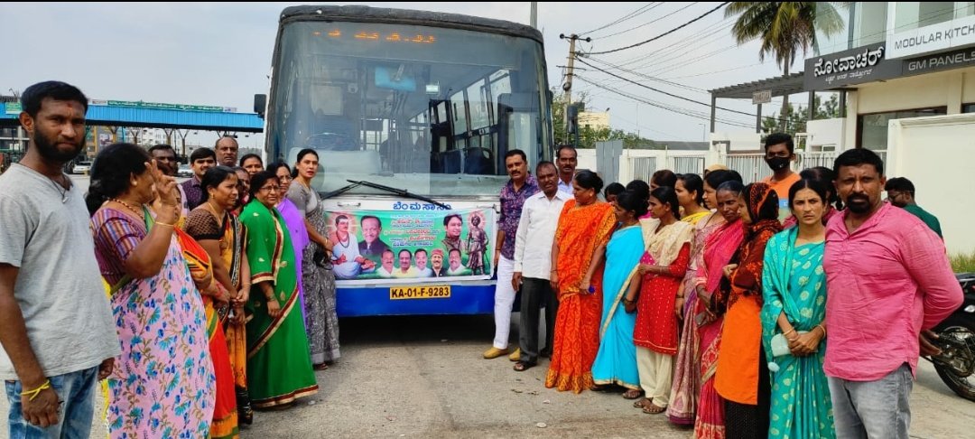 Rajbjp41's tweet photo. ಮಾನ್ಯ ಕೇಂದ್ರ ಗೃಹ ಮಂತ್ರಿಗಳಾದ ಶ್ರೀ ಅಮಿ��್ ಶಾ ಜಿ ರವರಿಂದ, ಜಗಜ್ಯೋತಿ ಶ್ರೀ ಬಸವೇಶ್ವರರ ಹಾಗೂ ನಾಡಪ್ರಭು ಕೆಂಪೇಗೌಡರ ಪುತ್ತಳಿಯ ಲೋಕಾರ್ಪಣೆಯನ್ನು ವಿಧಾನಸೌಧದಲ್ಲಿ ಹಮ್ಮಿಕೊಂಡಿದ್ದು, ನಗರಸಭೆಯ 28ನೇ ವಾರ್ಡಿನಿಂದ  MTB ನಾಗರಾಜಣ್ಣನವರ  ಅಭಿಮಾನಿಗಳು ಹಾಗೂ ಬಿಜೆಪಿ ಕಾರ್ಯಕರ್ತರು ಸಮಾರಂಭಕ್ಕೆ ಪ್ರಯಾಣಗೊಂಡಿರುವ ಸಂದರ್ಭ:- 🌹🇮🇳🌹 https://t.co/99ENOhzCfW