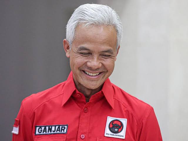 FaktaSepakbola's tweet photo. 2 Gubernur yang melaukan Penolakan keras Timnas Israel bermain di wilayahnya:

• I Wayan Koster (Bali)
• Ganjar Pranowo (Jawa Tengah)

"Kita sudah tahu bagaimana komitmen Bung Karno terhadap Palestina, baik yang disuarakan dalam Konferensi Asia Afrika, Gerakan Non-Blok maupun dalam Conference of the New Emerging Forces. Jadi ya kita ikut amanat beliau," kata Ganjar

"Kami mohon agar Bapak Menteri mengambil kebijakan untuk melarang tim dari negara Israel ikut bertanding di Provinsi Bali. Kami, Pemerintah Provinsi Bali menyatakan menolak keikutsertaan tim dari negara Israel untuk bertanding di Provinsi Bali," bunyi isi surat yang ditandatangani I Wayan Koster