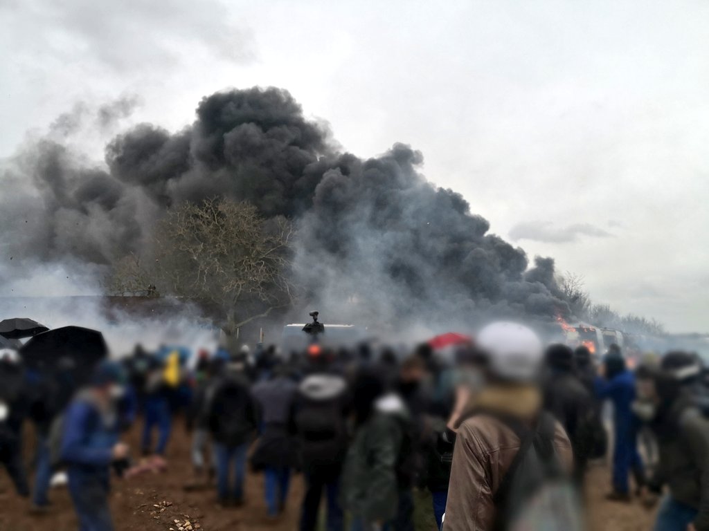 Cause_du_Peuple's tweet photo. 🚰🔥 #BassinesNonMerci | « De la France au Mexique, prolétaires et paysans unis contre les méga-projets impérialistes ! » nous étions hier présents à la bataille des #megabassines de #SainteSoline. (1/2) https://t.co/HFz1Ssbx14