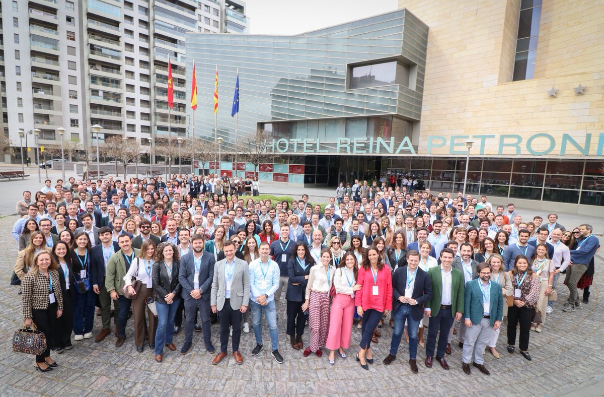 Valores, sucesión y futuro son los temas sobre los que han dialogado durante este fin de semana en #Zaragoza más de 350 jóvenes pertenecientes a familias empresarias de todo el país. ⤵️

blog.aefaragon.es/el-forum-de-la…