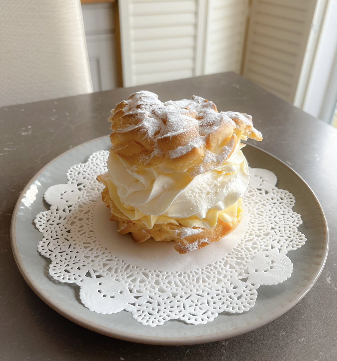 ~ Sunday morning so far 🤍

This massive cream puff from Karpaty Polish Patisserie in @LeedsMarkets  had its eye on me from the moment it saw me! 💘