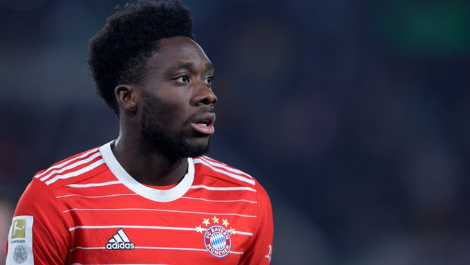 Alphonso Davies: "A vida de futebolista profissional é ótima para relaxar e aproveitar a vida. Mas depois do treino, não tenho nada para fazer. Não tenho família e a minha namorada não vive comigo, estou sozinho. Provavelmente tenho cinco amigos. Sou um perdedor popular."