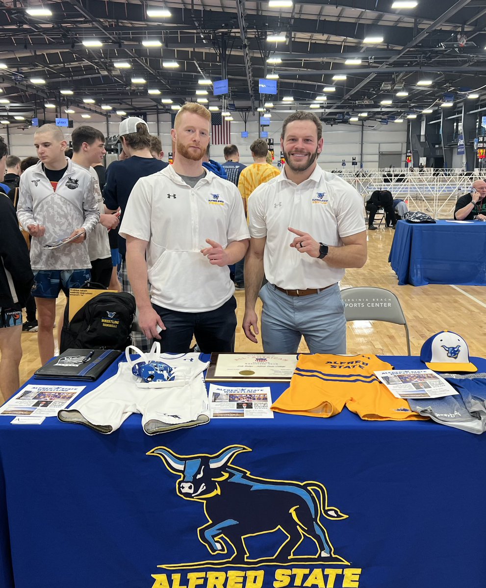 AlfredWrestling's tweet photo. Great opportunity to personally connect with hundreds of future college wrestlers at yesterdays College fair at the NHSCA High School Nationals! Our DMs are always open to connect with our coaches and please use the link in the bio has all our useful links! #alfredstate #oxgang https://t.co/kdm07Tk00z