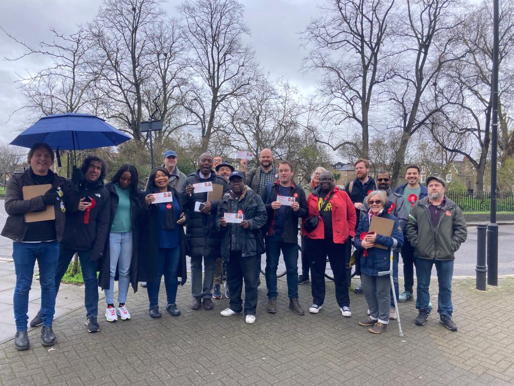 JoeWalkerUK's tweet photo. Some really good conversations and engagement with residents across #DeBeauvoir today as the @HackneyLabour team of councillors &amp; members knocked on doors. Thanks for all the support. 🙏🌹 @LoveDeBeauvoir https://t.co/5o12NE0Z9M