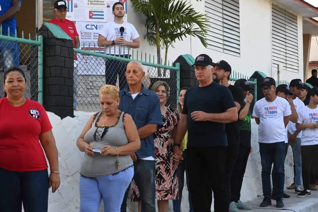 ¿Abran paso que viene el presidente? No, error, el presidente <a href="/DiazCanelB/">Miguel Díaz-Canel Bermúdez</a> también hace la cola detrás de los electores para ejercer su derecho a voto. La humildad no la ha perdido 👏