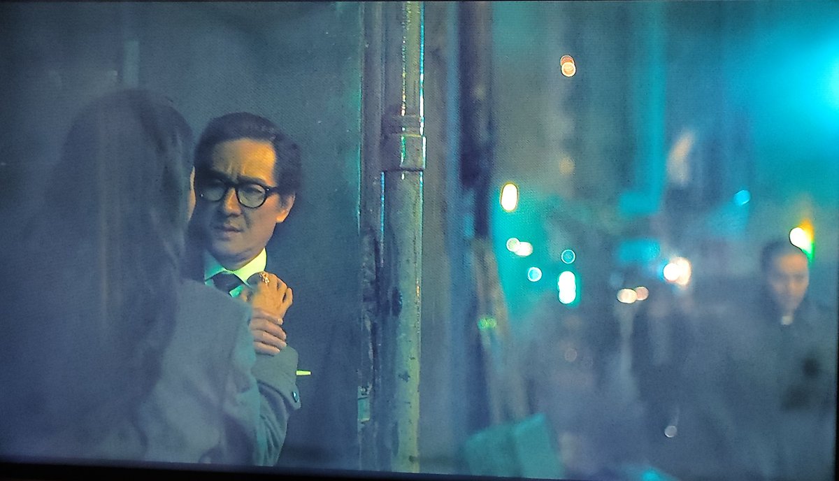 nirupamakotru's tweet image. Is it just me,or is this sequence from #EverythingEverywhereAllAtOnce inspired by #WongKarWai's brilliant 2000 film #InTheMoodForLove?