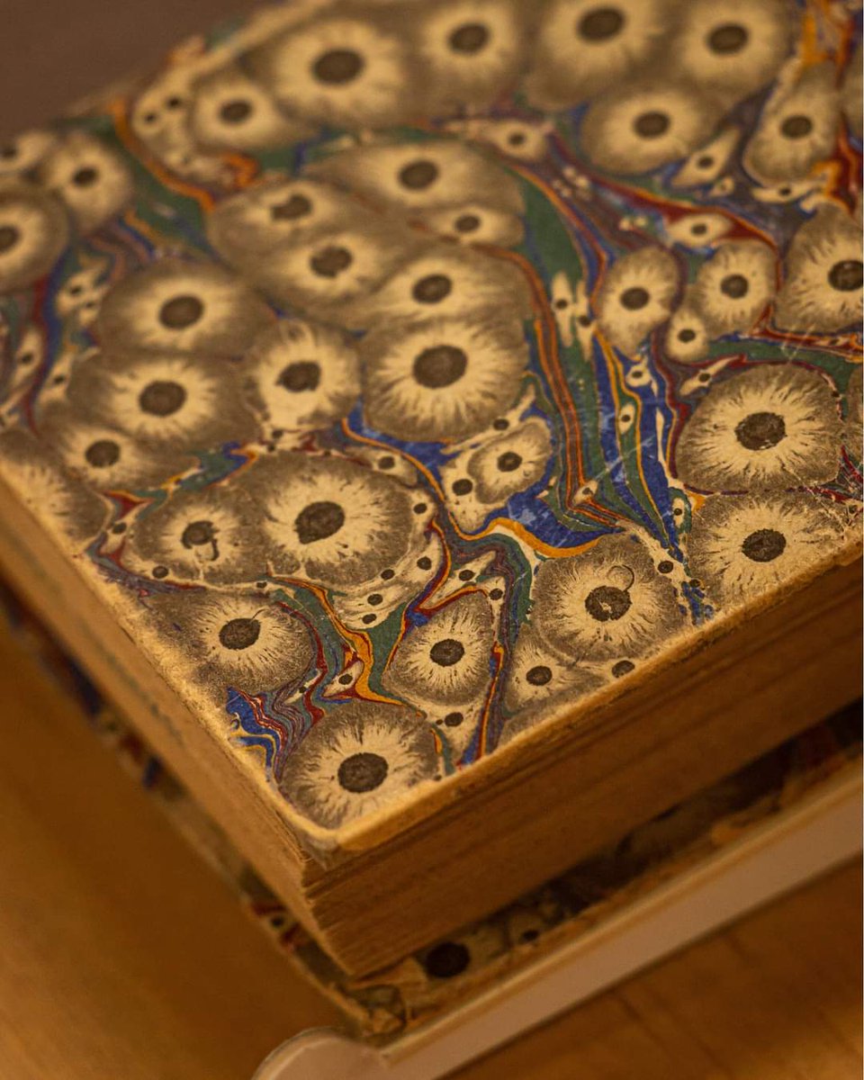 BibliotecaNalCo's tweet photo. “Destacar la encuadernación como una forma de arte que aporta información sobre los libros y su historia” es el propósito de la exposición Hierros y motivos. 

*Abrimos hilo* 👇🧵 https://t.co/yutHRwZEFg