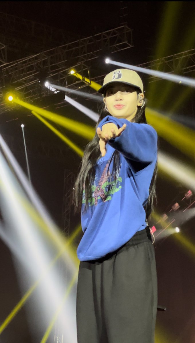 omfglalisa's tweet photo. MARCH 26, 2023 IS THE DATE WHERE LISA WILLINGLY GAVE ME HER HAND IN MARRIAGE BYE YOU GUYS ARE INVITED TO OUR WEDDING 😭💖 https://t.co/bpAi1QYML5