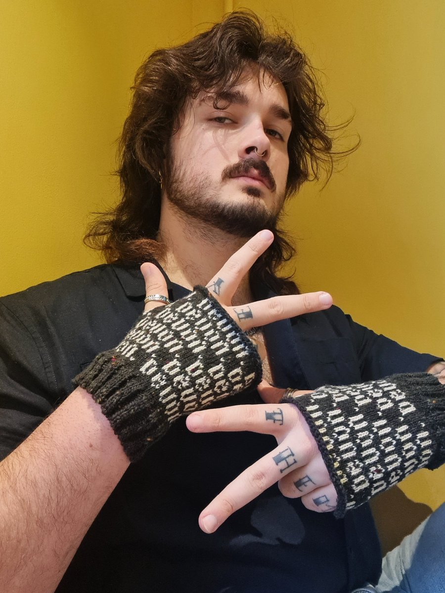 Devon_OnEarth's tweet image. Just recieved these gorgeous handmade fingerless gloves as a Welcome to Cardiff gift from the wonderful @aardonyx at my first @ACORNCardiff meeting! My brand identity is so strong