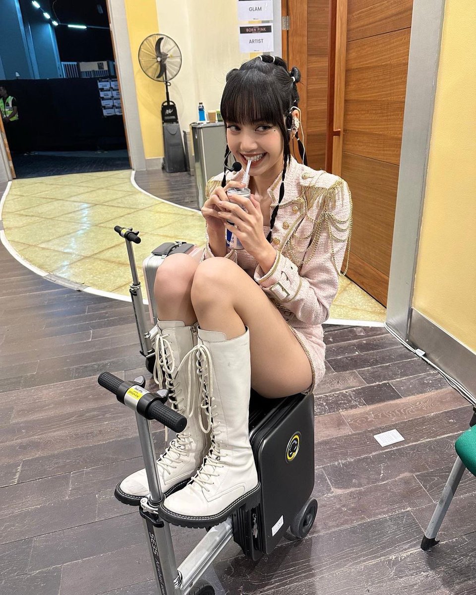 Itsmeyada's tweet photo. บร้าบรอออ~ 🥹 น่ารักจนใจเจ็บเรยนะต้าว BD GIRL 

SAY LALISA DAY
#26EdelweissForLISA 
#TheGreatestLalisaDay
#락스타_팝스타_라리사_생일날 https://t.co/yjRE5npQ4O