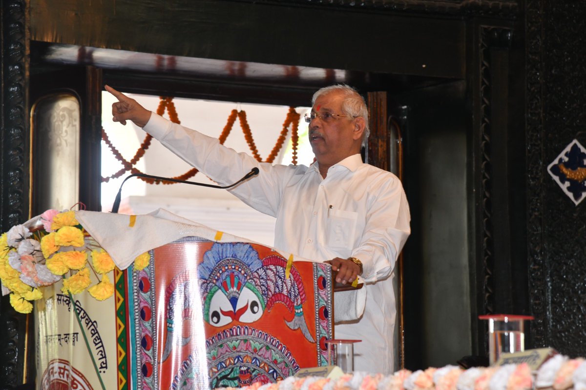 GovernorBihar's tweet photo. (1/2) 
महामहिम राज्यपाल श्री राजेंद्र विश्वनाथ आर्लेकर (@rajendraarlekar) ने कामेश्वर सिंह दरभंगा संस्कृत वि. वि. की सीनेट की बैठक की अध्यक्षता करते हुए कहा कि शैक्षणिक व्यवस्था में सुधार लाना हमारा सामूहिक दायित्व है। इसके लिए उन्होंने सीनेट की विशेष बैठक आयोजित करने को कहा। https://t.co/SQiUOB8y88