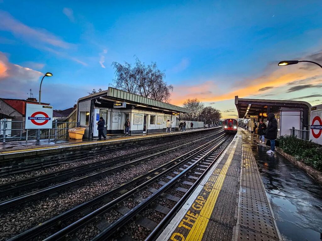 tawnyboy's tweet photo. Mind the gap
.
.
.
.
.
#tfl #metline #london #sunset #citylife #underground #streetphotography #spring #commuter #londonunderground https://t.co/ItTcqPZFlk https://t.co/lF7yRR4BCR