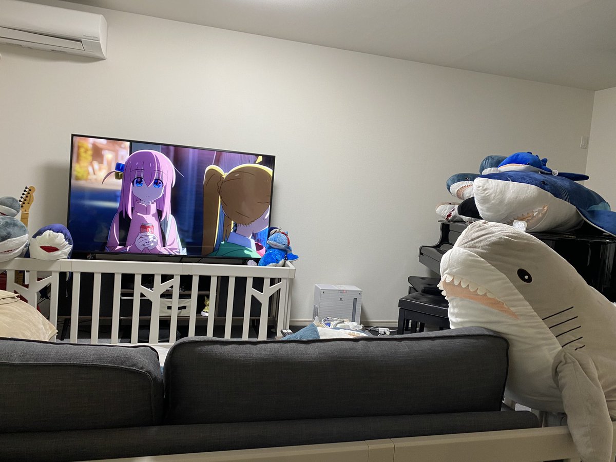 10Ymk's tweet image. 愛知県に戻り、親子3人＋大勢のサメ生活がスタート✨
イオンでお買い物とかしてたら
何やら大きなサメがたくさん居るクレーンゲーム🕹があって
旦那さんがまさかゲット🤣

また増えたサメ！🦈
BIGな140cm灰色さん😊
お顔はIKEAそっくりです🦈

#ikeashark
#IKEAのサメ