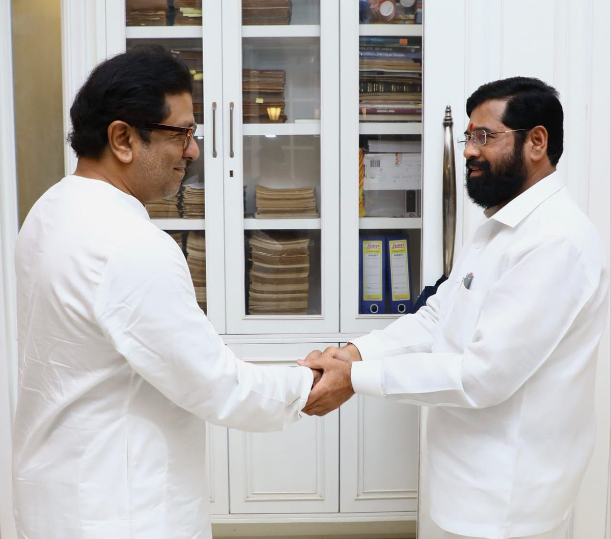 mnsadhikrut's tweet photo. महाराष्ट्र राज्याचे मुख्यमंत्री माननीय श्री. एकनाथ जी शिंदे ह्यांनी राजसाहेबांची त्यांच्या 'शिवतीर्थ' निवासस्थानी सदिच्छा भेट घेतली. त्यावेळची क्षणचित्रं.  @mieknathshinde https://t.co/nYdzZVxXhk