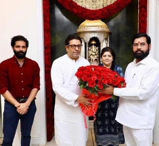 mnsadhikrut's tweet photo. महाराष्ट्र राज्याचे मुख्यमंत्री माननीय श्री. एकनाथ जी शिंदे ह्यांनी राजसाहेबांची त्यांच्या 'शिवतीर्थ' निवासस्थानी सदिच्छा भेट घेतली. त्यावेळची क्षणचित्रं.  @mieknathshinde https://t.co/nYdzZVxXhk
