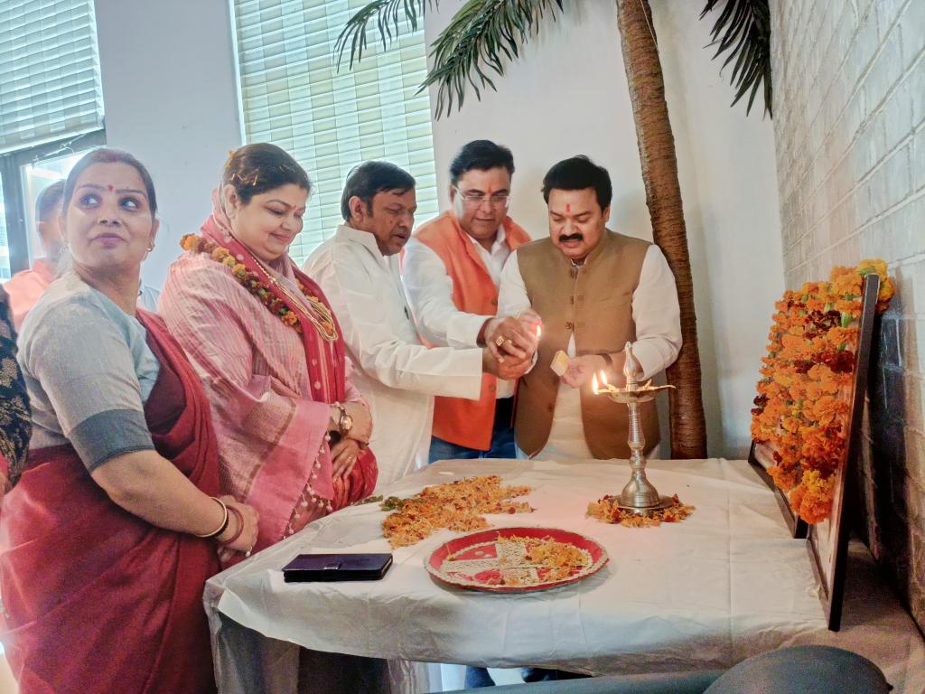 DeepakDadriBJP's tweet photo. मन की बात कार्यक्रम" में राज्यसभा सदस्य श्रीमती दर्शना सिंह जी एवं जिला अध्यक्ष जी के साथ बिसरख मंडल के (रायन शक्ति केंद्र) के बूथ संख्या 33-34  के सम्मानित निवासियों के साथ सहभागिता रही,प्रिय रवि भदौरिया जी एवं टीम को शुभकामना! https://t.co/EH1DqKXiaB