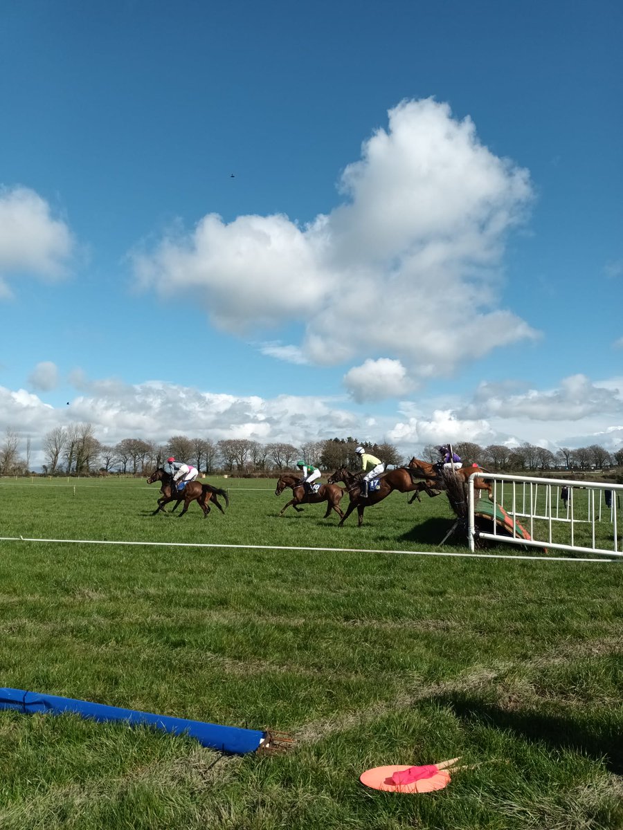 We are out and about in Ballynoe P2P today,being supported by our colleagues from @ClonakiltyRedCrossbranch
Suncream,sunglssses&amp;wellies are the recommended PPE today!!!