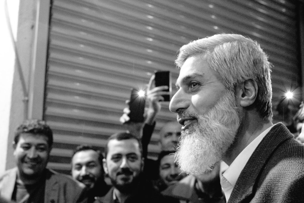 vuslat_ekici's tweet photo. Dört duvarın, tel örgünün, meşhur yasakların sahipleri, 
Seyir bile edemezken içimizdeki şenliği 
Yılgı yanımıza yanaşamazken
Bizi kıvıl kıvıl bekliyorken hayat 
yıkılmak elinde mi? 

~ İsmet Özel https://t.co/qTWpgWRAx6