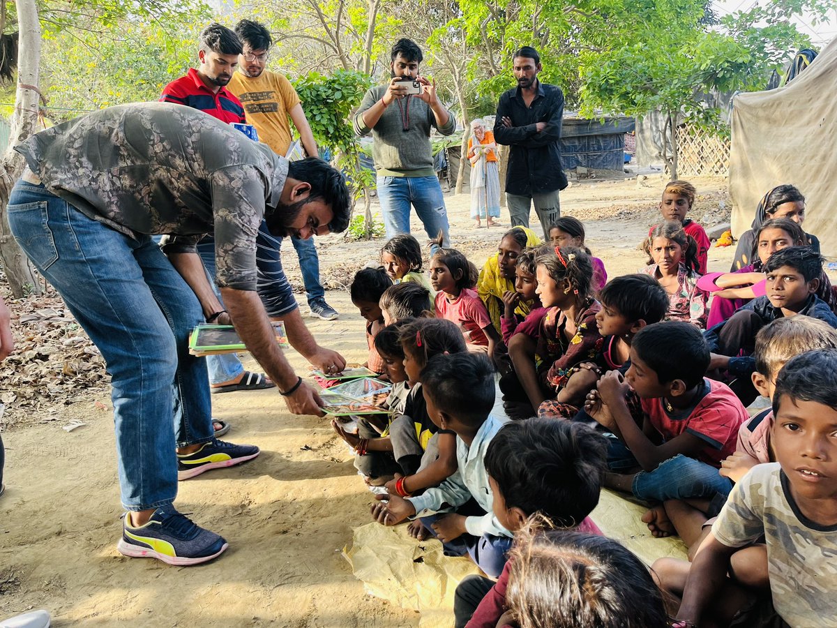 Ishtfoundation's tweet photo. #युवा_बदलाव_की_ओर।। 
इष्ट फाउंडेशन की #ग्रेटर_नोएडा_इकाई द्वारा आज सेक्टर- 82 स्थित आलिशान इमारतों के बीच झुग्गियों में बसर कर रहे बच्चों के लिए संचालित "#आओ_पढ़ने_चलें" पाठशाला पर बच्चों को #पाठ्य सामग्री (कॉपी, पेन पेंसिल, स्लेट, बिस्किट आदि) https://t.co/KPBhMhp2u9