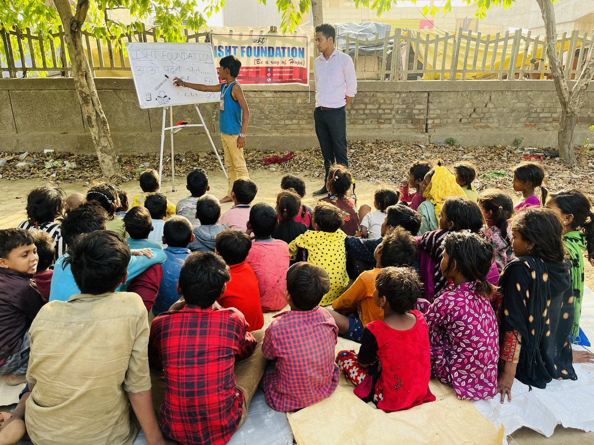 Ishtfoundation's tweet photo. #युवा_बदलाव_की_ओर।। 
इष्ट फाउंडेशन की #ग्रेटर_नोएडा_इकाई द्वारा आज सेक्टर- 82 स्थित आलिशान इमारतों के बीच झुग्गियों में बसर कर रहे बच्चों के लिए संचालित "#आओ_पढ़ने_चलें" पाठशाला पर बच्चों को #पाठ्य सामग्री (कॉपी, पेन पेंसिल, स्लेट, बिस्किट आदि) https://t.co/KPBhMhp2u9