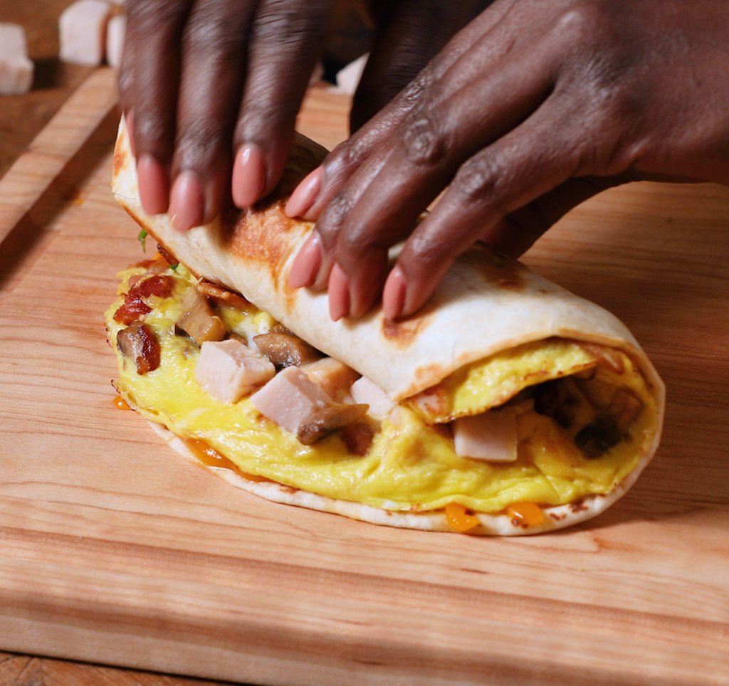 KretschmarDeli's tweet photo. Hand rolled to perfection 🤌 Who doesn't love a fresh and tasty egg-wrap breakfast stuffed with cubed with Kretschmar's Off the Bone Turkey.

Shop your favorite Kretschmar meats when you visit the link in our bio.

#ASliceAbove #TasteTheKretschmarLife #DeliSince1883 #OffTheBone https://t.co/bBfqpqhEIS