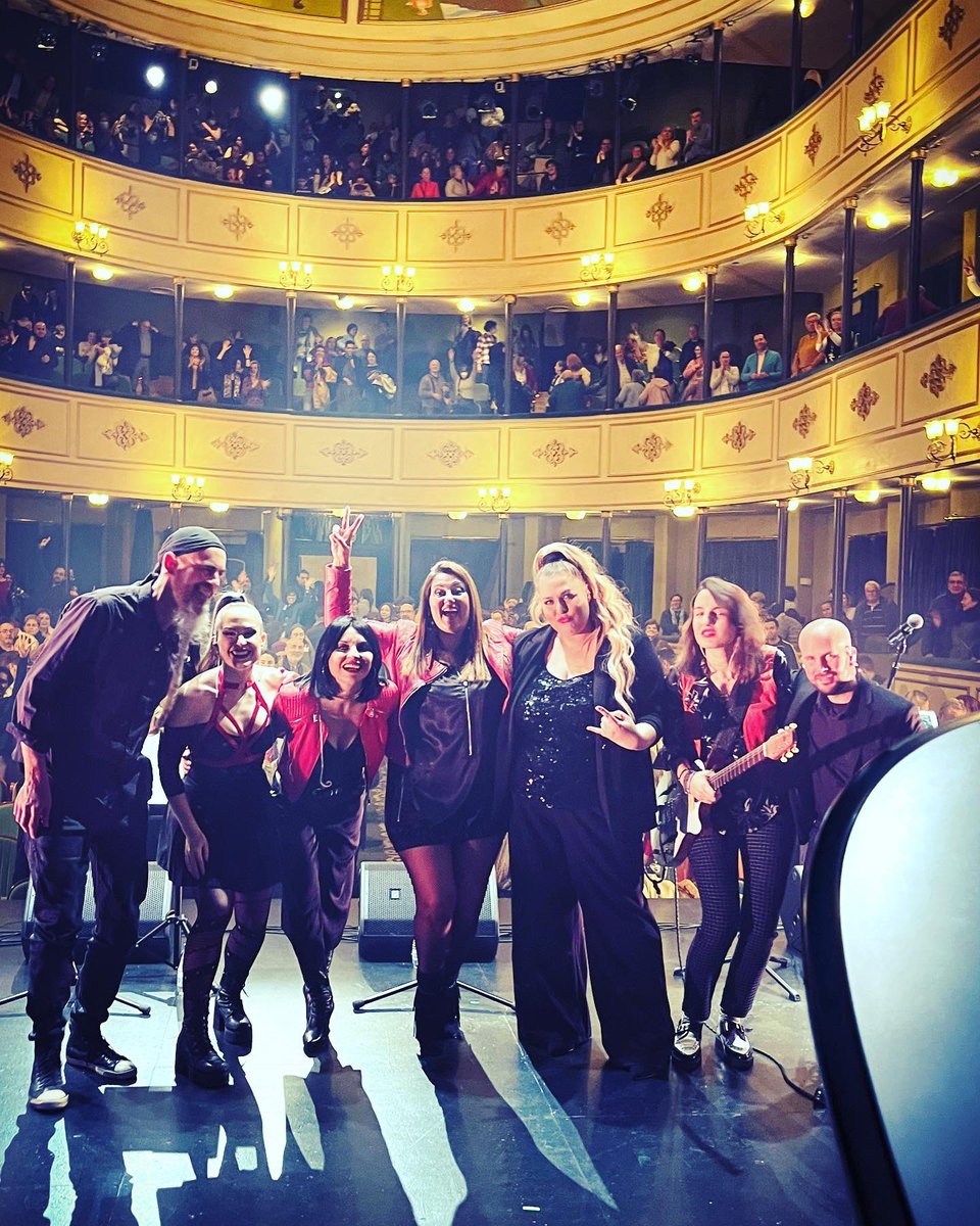 senoritasonfire's tweet photo. Muchas gracias por la energía del público de ayer en Salamanca, llenazo total, energía brutal y haciendo la ola. #subidon Gracias a este equipazo. Volveremos el año que viene 🔥🔥🔥 @IreneAlman @CristinaSuey @nvergaramusic @aytoSalamanca @NURMusicOficial https://t.co/2L8Xekw4tY