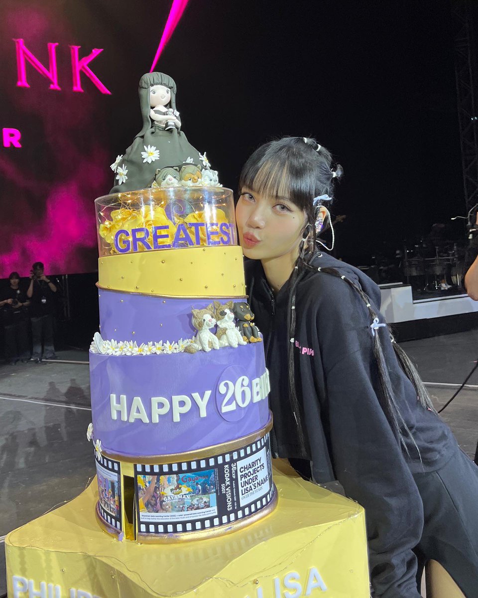 AboutMusicYT's tweet photo. BLACKPINK's Lisa shares a new picture with her birthday cake: https://t.co/1lOSJRJw1K