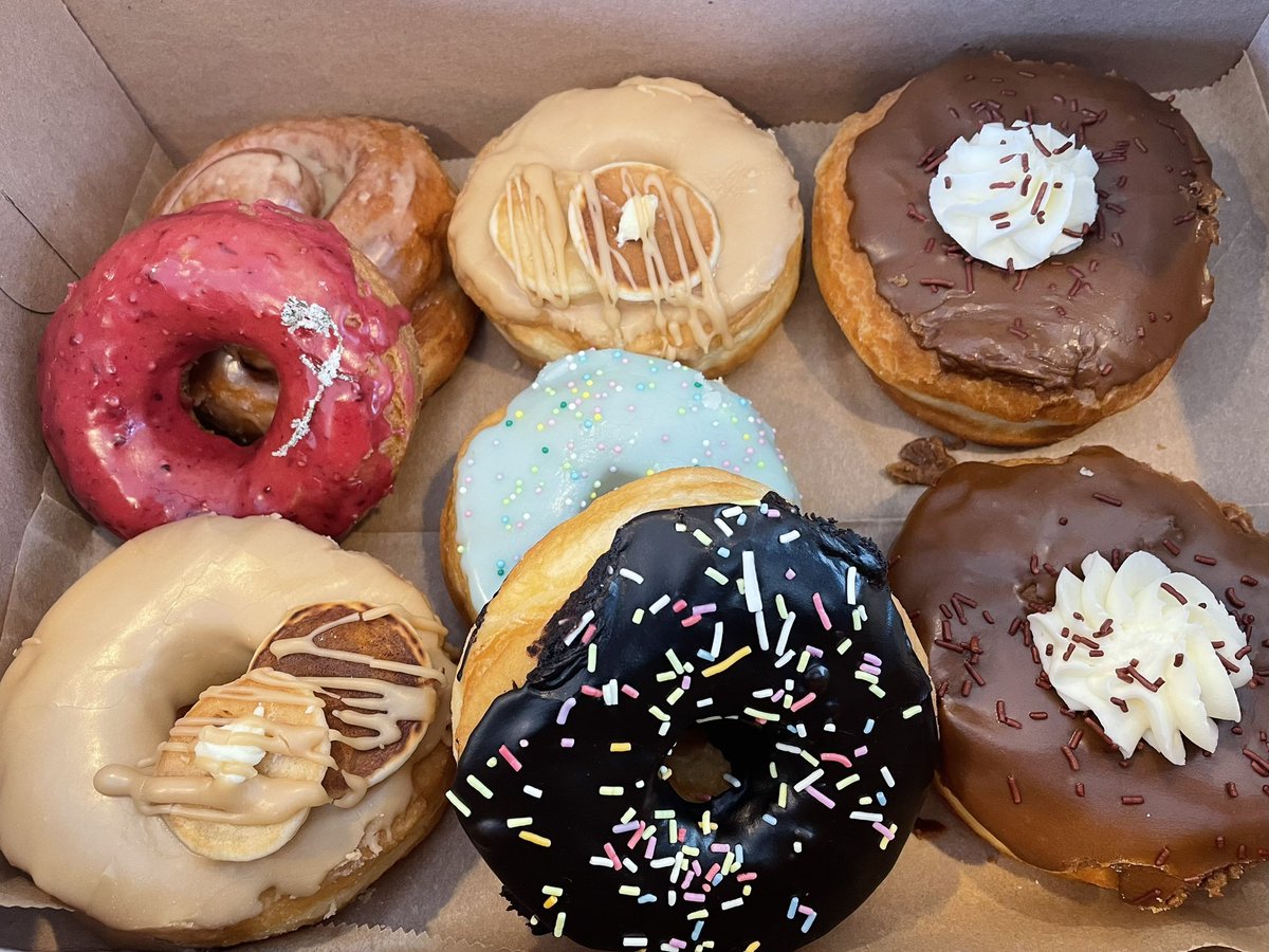 It’s another Lovebirds donuts day! Adore  the super cute weekend maple special (with little pancakes!) 😋🍩🥰
#vegandonuts #allergyfriendly