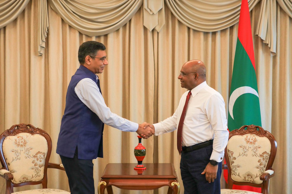 abdulla_shahid's tweet photo. Had a productive meeting with High Commissioner of India @AmbMunu today. 

Discussed progress on ongoing developmental projects financed by India, and ways to strengthen #Maldives 🇲🇻 - 🇮🇳 #India partnership. https://t.co/wzXuUFdoHy