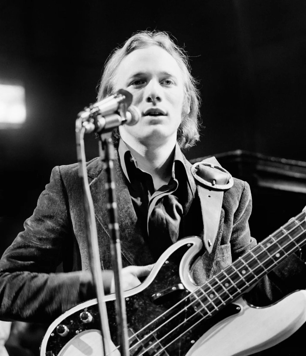 Stephen__Stills's tweet photo. "The Last Great Jam of the 60s," Super Session was filmed on March 25 & 26, 1969 in an abandoned linoleum factory in Staines, England. Performers included @ledzeppelin, #BuddyGuy, @jackbrucemusic, #BuddyMiles, #DickHeckstallSmith, #ChrisMercer. @EricClapton, #RolandKirk &... 1/2 https://t.co/JcZejnPDH0