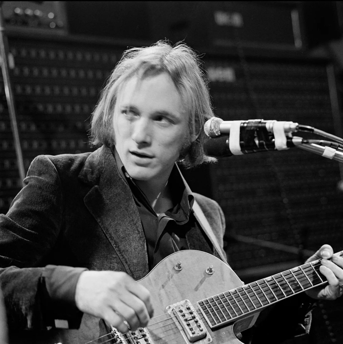 Stephen__Stills's tweet photo. "The Last Great Jam of the 60s," Super Session was filmed on March 25 & 26, 1969 in an abandoned linoleum factory in Staines, England. Performers included @ledzeppelin, #BuddyGuy, @jackbrucemusic, #BuddyMiles, #DickHeckstallSmith, #ChrisMercer. @EricClapton, #RolandKirk &... 1/2 https://t.co/JcZejnPDH0