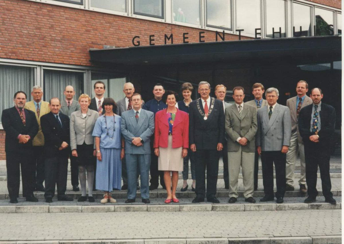 Vandaag precies 27 jaar geleden, op 26 maart 1996, werd deze foto gemaakt van de gemeenteraad van Wateringen.

#wldebat #Wateringen #gemeente #gemeenteraad #foto #geschiedenis #history