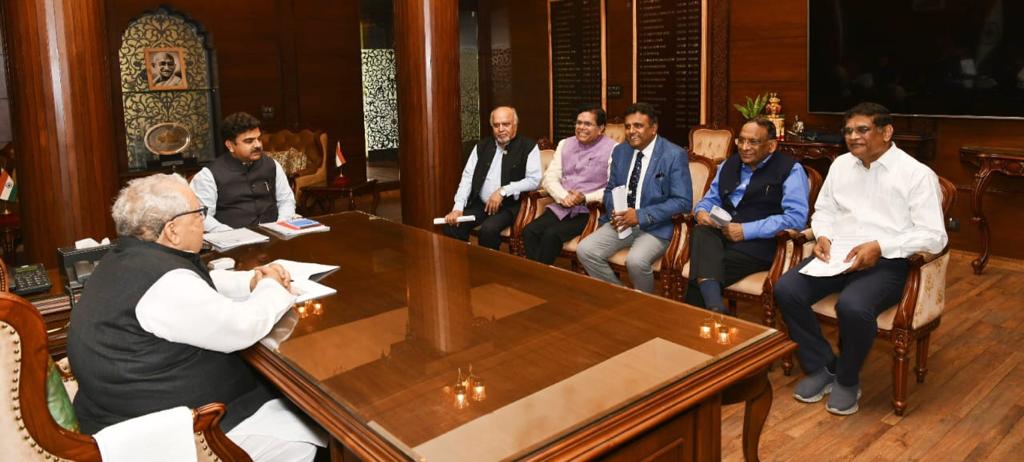 Indian Medical Association (@imaindiaorg) on Twitter photo National President Dr Sharad Agarwal & IMA leaders met with the Governor of Rajasthan <a href="/KalrajMishra/">कलराज मिश्र (Kalraj Mishra)</a> ji & appraised him about the I’ll effect of the #RTH_Bill and the start of wrong practices by shifting the Government's responsibility of providing health on Private doctors. National President Dr Sharad Agarwal & IMA leaders met with the Governor of Rajasthan <a href="/KalrajMishra/">कलराज मिश्र (Kalraj Mishra)</a> ji & appraised him about the I’ll effect of the #RTH_Bill and the start of wrong practices by shifting the Government's responsibility of providing health on Private doctors.