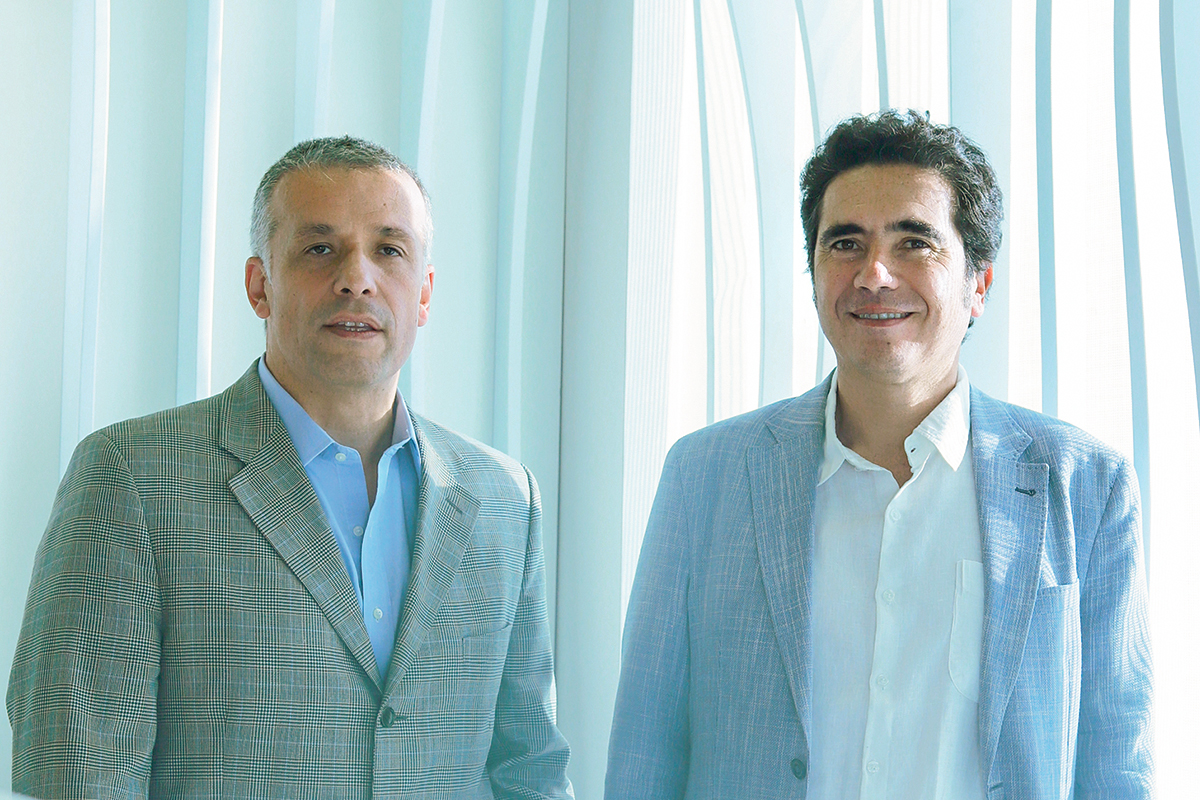 👥 PlumasxPlumas | Prohibido hablar de actualidad: la nueva apuesta radial de <a href="/OLanderretche/">Oscar Landerretche</a> y Briones. mtr.cool/jrhyigakhj