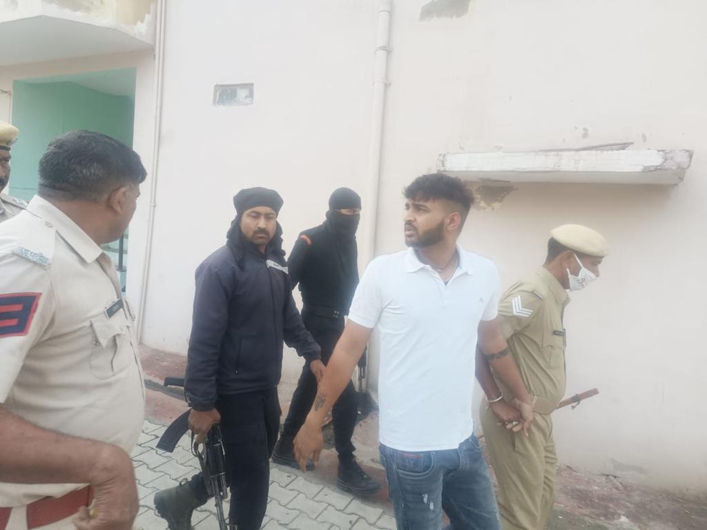 DineshMNIPS1's tweet image. 8,000 Policemen of Jaipur, Kota ranges and Churu Police launch a massive crackdown on antisocial elements and rounded up 2051 Criminals today.