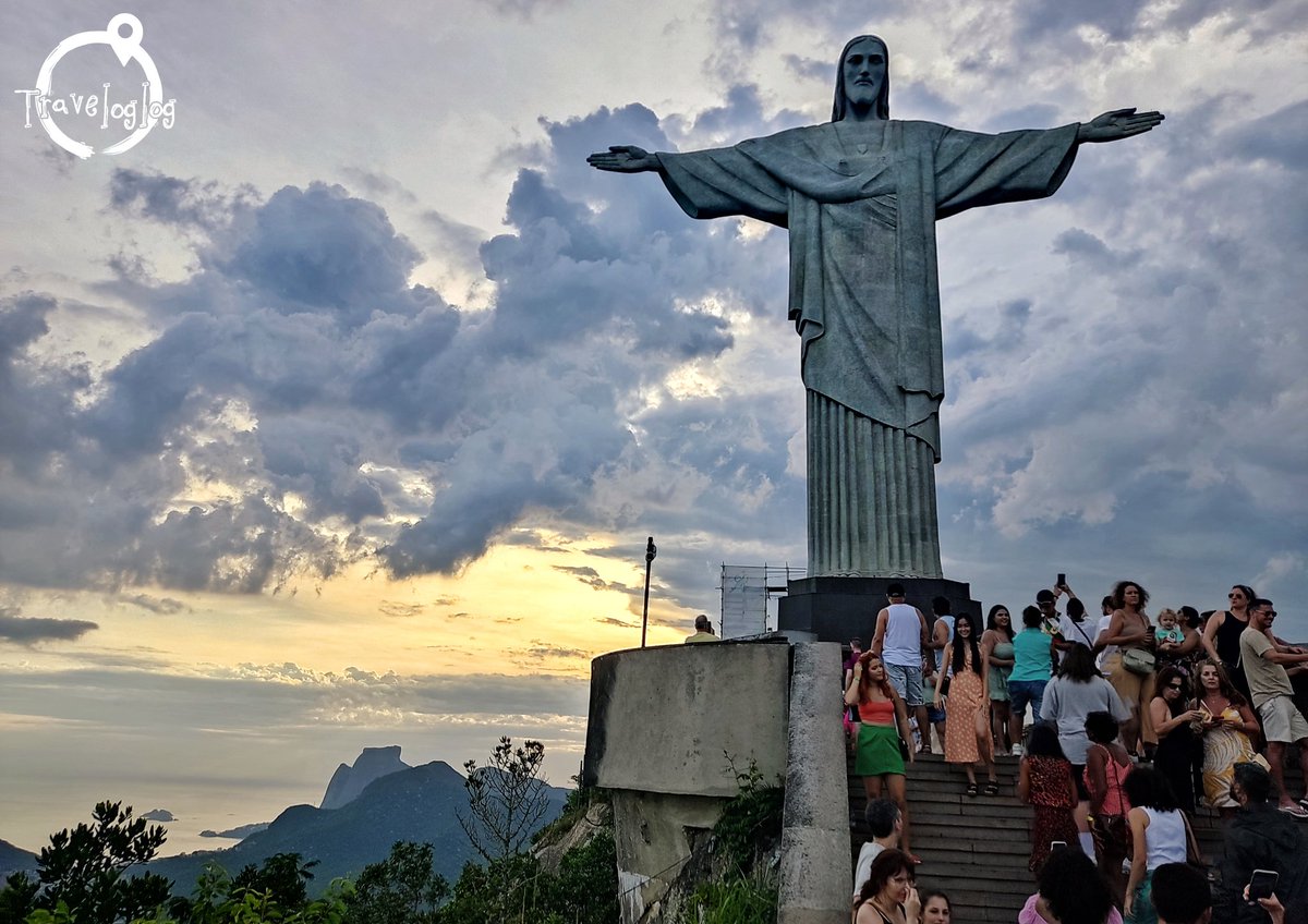 の風景🇧🇷 コルコバードのキリスト像 高さ約40mのブラジルのシンボル。独立百周年を記念して建てられたそうです😆 ちなみに自由の女神は約90m、日本の牛久大仏は120m。 なので意外と小さい……とも感じますが、おかげで写真の収まりが良かったです📸