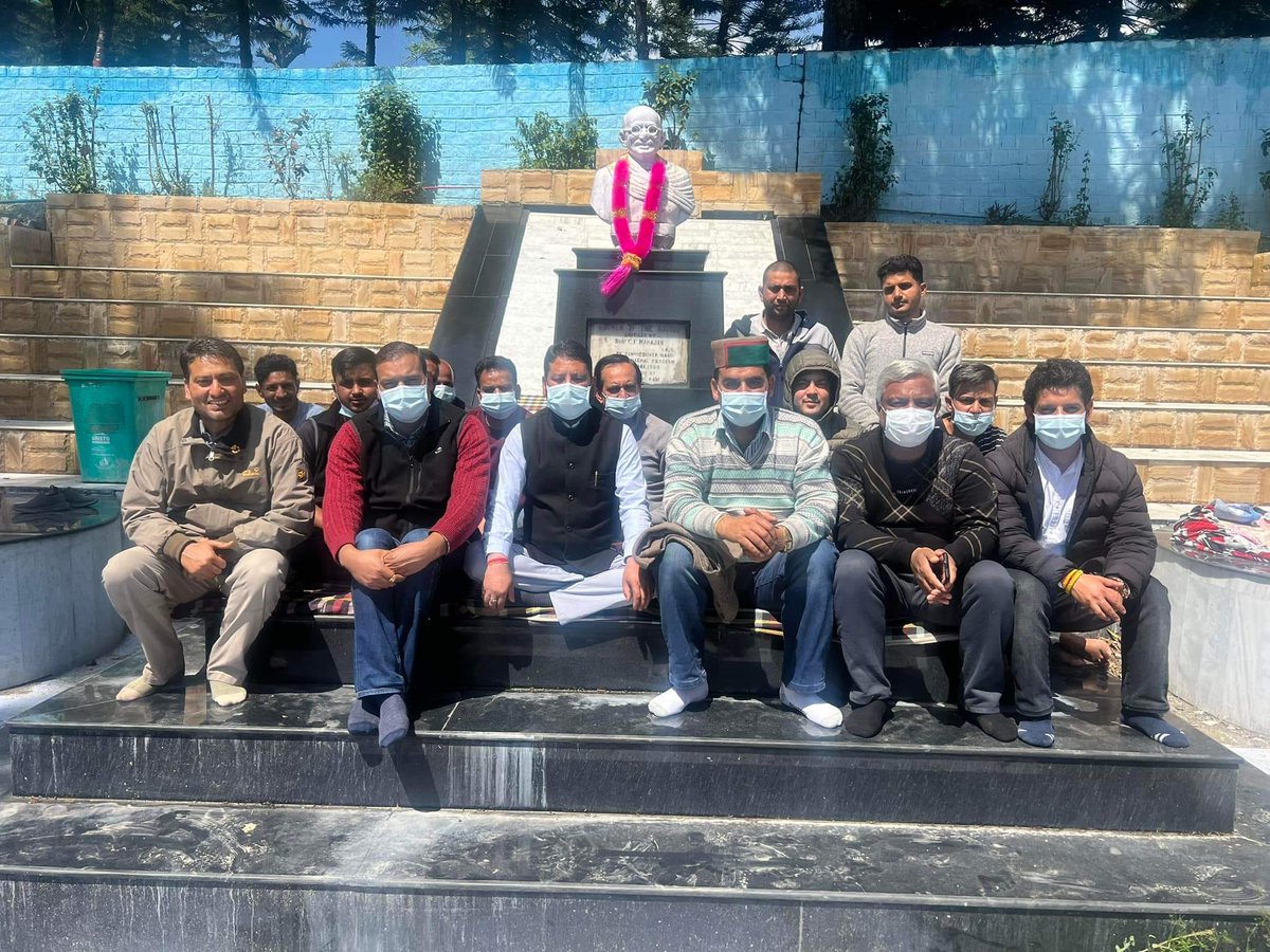 Ram__chander's tweet photo. काँग्रेस नेता श्री @RahulGandhi जी की संसद सदस्यता गैर लोकतांत्रिक तरीके से रद्द करने के ख़िलाफ़ महात्मा गांधी की प्रतिमा के आगे शान्तिपूर्वक विरोध किया । 

@INCHimachal @INCIndia @SurenderPaulINC. #RahulGandhiVoiceOfIndia #RahulGandhi #himachalcongress #IndianNationalCongress https://t.co/XpkVhWgCJ0
