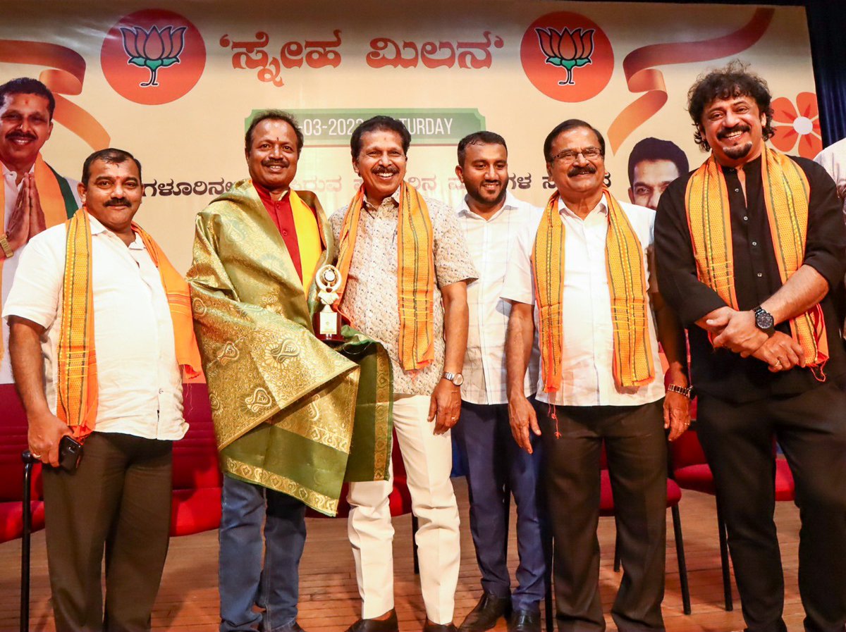 ಬೆಂಗಳೂರಿನಲ್ಲಿ ಉದ್ಯೋಗ, ವಿದ್ಯೆ, ವ್ಯಾಪಾರ ಹೀಗೆ ಹಲವಾರು ಉದ್ದೇಶಗಳಿಂದ ನೆಲೆಸಿರುವ ನಮ್ಮ ಪುತ್ತೂರಿನ ಬಂಧುಗಳಿಗಾಗಿ ವಿಜಯನಗರದ ಬಂಟರ ಭವನದಲ್ಲಿ ನಡೆದ 'ಸ್ನೇಹ ಮಿಲನ' ಕಾರ್ಯಕ್ರಮದ ಚಿತ್ರಗಳು... #ಸ್ನೇಹಮಿಲನ | #ನಮ್ಮಪುತ್ತೂರು