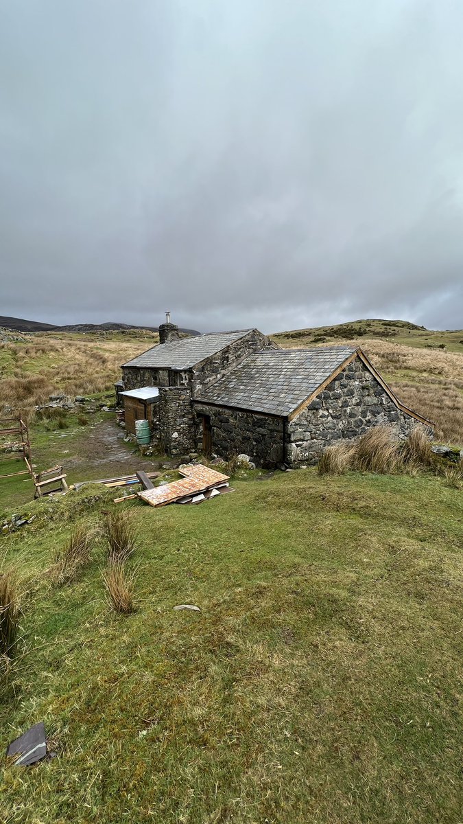 tumbles_tom's tweet photo. Went off grid for 4 days with one of my best mates and stayed in some beautiful welsh bothys. Coming back into reality sucks.. #wanttogoback https://t.co/qOQfTHtn1A