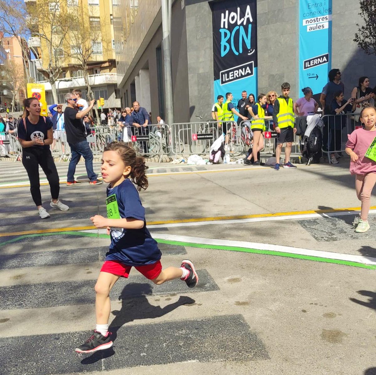 Avui al barri s’ha celebrat la Cursa Palcam on molts infants de l’Escola de les Aigües han corregut 🏃🏽‍♀️🏃El Cesar, en representació de l’Afa ha participat en l’entrega dels premis.
Enhorabona a tots/es les participants 👏🏼 #somlesaigües #esportisalut