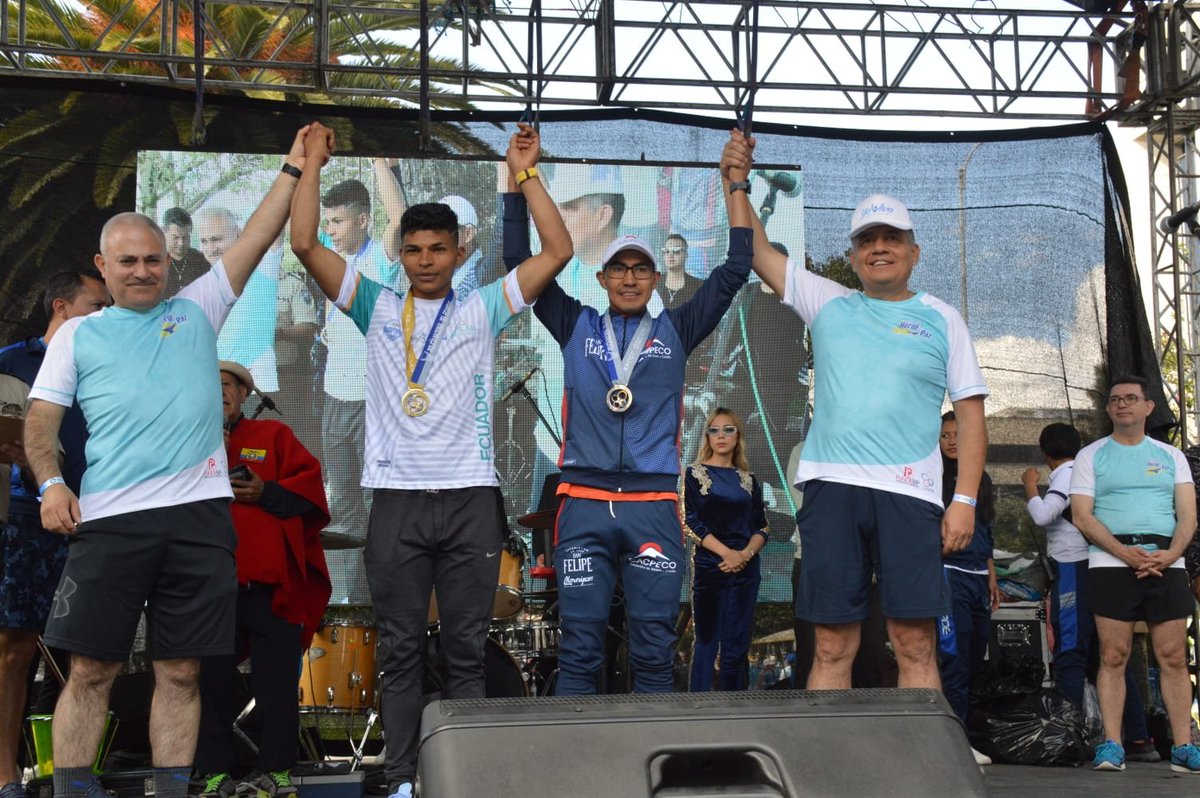 PoliciaEcuador's tweet photo. 🎖🏆PREMIACIÓN en la categoría 5k y 10k de mujeres y hombres que se destacaron en la competencia atlética internacional "Policía Héroe de Paz" 17ma edición.
#SevirYProteger
#ElDeporteEsVida https://t.co/4O3tQ8DECu