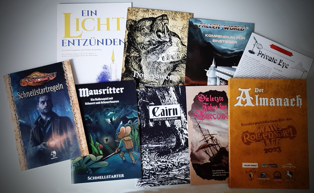 Gestern war der Präsenz-Tag beim <a href="/GRT_Orga/">Gratisrollenspieltag</a>, und ich war in Gelsenkirchen bei <a href="/SystemMatters/">System Matters</a>.
Dort habe ich jeweils eine Runde <a href="/Baeronomicon/">Bäronomicon</a> und #WorldWideWrestling geleitet, aber auch einiges mitgenommen (siehe Bild).
Alles zum Herunterladen findet ihr auf gratisrollenspieltag.de/grt-2023/paket