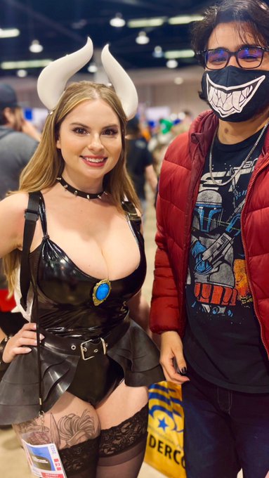 Got a pic with the lovely Bowsette (@ReneesRealm) at Wondercon yesterday! Excited for today! https://t