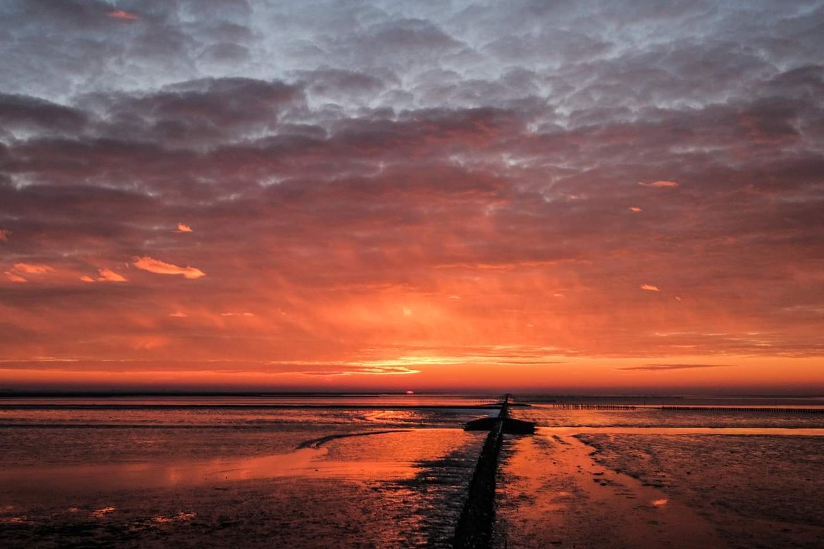 Op de pier Holwerd. <a href="/ItFryskeGea/">It Fryske Gea</a> <a href="/HolwerdaanZee/">Holwerd aan Zee</a> <a href="/waddentweets/">Waddenvereniging</a> <a href="/DSunsets/">DutchSunsets</a> <a href="/wadfotografen/">WADDENFOTO'S</a> <a href="/mooieluchten/">mooieluchten</a> <a href="/WerelderfgoedWZ/">Waddenzee Werelderfgoed</a>