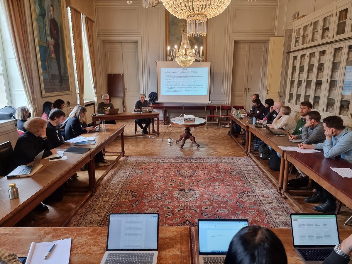 populismPSA's tweet photo. The event started with in-depth presentations by Allan Dreyer Hansen, Carola Schoor and @AdriaPortaC on the ontological debates in Discourse Theory and the notions of void and emptiness. #DTWF2 https://t.co/G7QIXSMPOq