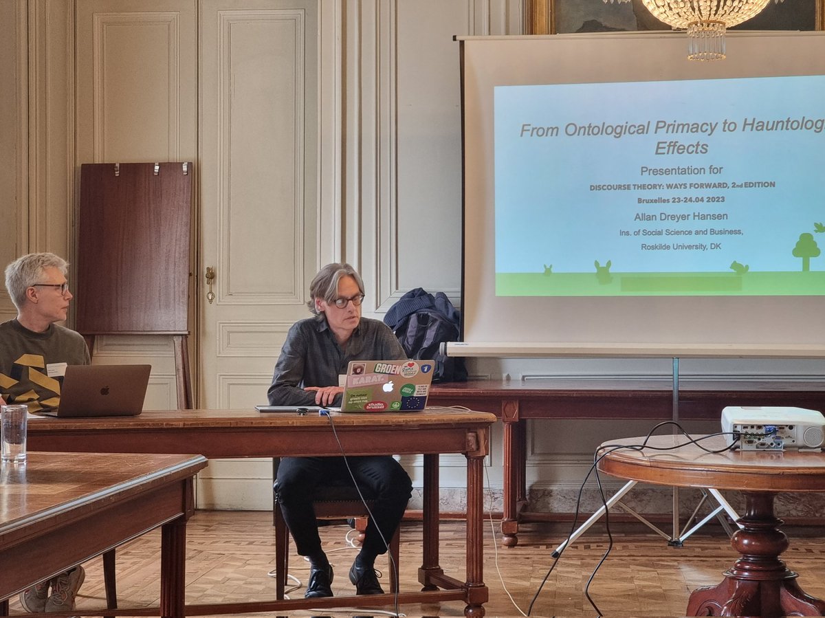 populismPSA's tweet photo. The event started with in-depth presentations by Allan Dreyer Hansen, Carola Schoor and @AdriaPortaC on the ontological debates in Discourse Theory and the notions of void and emptiness. #DTWF2 https://t.co/G7QIXSMPOq