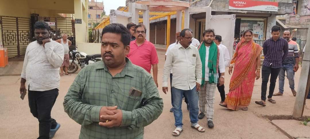 BiswalSouvic's tweet photo. ପ୍ରତିନିଧି, ମୁରବୀ, ଗୁରୁଜନ, ବୁଦ୍ଧିଜୀବୀ, ଜନସାଧାରଣ, ଯୁବ ତଥା ବରିଷ୍ଠ ନେତୃମଣ୍ଡଳୀ, କର୍ମକର୍ତ୍ତା ଗଣ ଓ ଅଙ୍ଗନବାଡ଼ି ସଦସ୍ୟା ମାନେ ଉପସ୍ଥିତ ଥିଲେ। ଉପସ୍ଥିତ ସମସ୍ତଙ୍କୁ ମୋର ଆନ୍ତରିକ ଶୁଭେଚ୍ଛା ଜଣାଇବା ସହ ଅଶେଷ ଧନ୍ୟବାଦ୍ ଜ୍ଞାପନ କରୁଛି।🙏
#ବିକାଶ_ପଥରେ_କଟକ_ମହାନଗର 💐 #ChoudwarCuttack
#DevelopmentWorksInCuttack https://t.co/GXu9TFhkJa