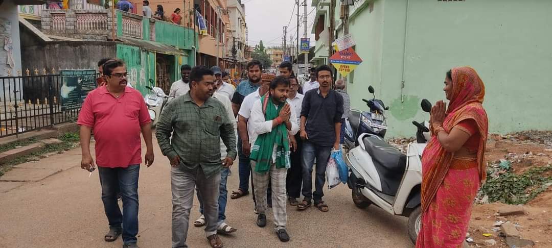 BiswalSouvic's tweet photo. ପ୍ରତିନିଧି, ମୁରବୀ, ଗୁରୁଜନ, ବୁଦ୍ଧିଜୀବୀ, ଜନସାଧାରଣ, ଯୁବ ତଥା ବରିଷ୍ଠ ନେତୃମଣ୍ଡଳୀ, କର୍ମକର୍ତ୍ତା ଗଣ ଓ ଅଙ୍ଗନବାଡ଼ି ସଦସ୍ୟା ମାନେ ଉପସ୍ଥିତ ଥିଲେ। ଉପସ୍ଥିତ ସମସ୍ତଙ୍କୁ ମୋର ଆନ୍ତରିକ ଶୁଭେଚ୍ଛା ଜଣାଇବା ସହ ଅଶେଷ ଧନ୍ୟବାଦ୍ ଜ୍ଞାପନ କରୁଛି।🙏
#ବିକାଶ_ପଥରେ_କଟକ_ମହାନଗର 💐 #ChoudwarCuttack
#DevelopmentWorksInCuttack https://t.co/GXu9TFhkJa