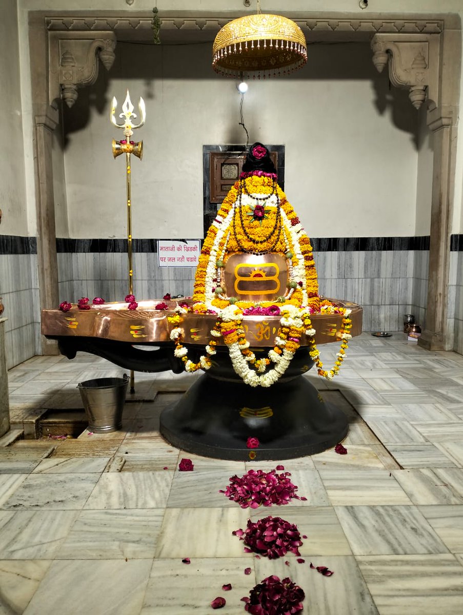 26/3/2023 आज के दर्शन जय बाबा नीलकण्ठ महादेव की मनमोहक झांकी ❤️❤️
HAR HAR MAHADEV🕉️🕉️🔱🔱🔱
________________️_____________________
#harharmahadev #shiv #india #hindu #shiva #mahakaal #bhole #omnamahshivaya #kedarnath #hinduism #om #mahakaleshwar #bholebaba #ujjain #love