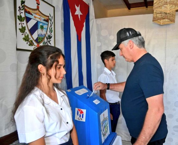 Este pueblo no defraudara a nuestro Presidente
El deber con la Patria, es un deber sagrado
Acabo de votar Por la Patria, por #Cuba, por el Socialismo, por el presente y por el futuro.
#MejorEsPosible 
#CubaVotaUnida 
#VotoPorTodos 
#JuntarYVencer